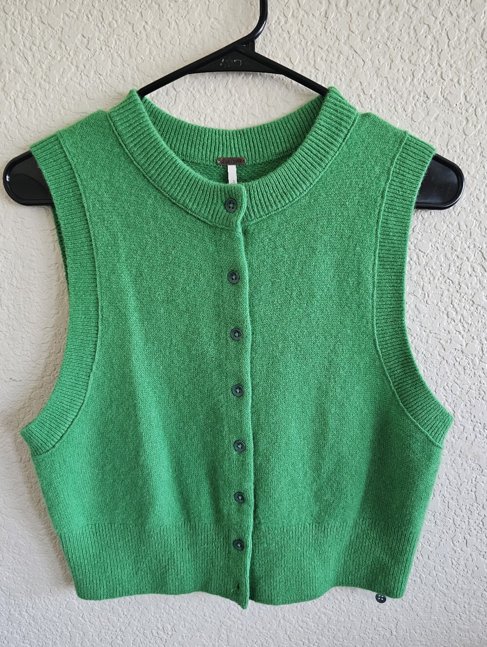 New without tags Free People Archie Solid 100% Cashmere Vest Kelly Green Crop M